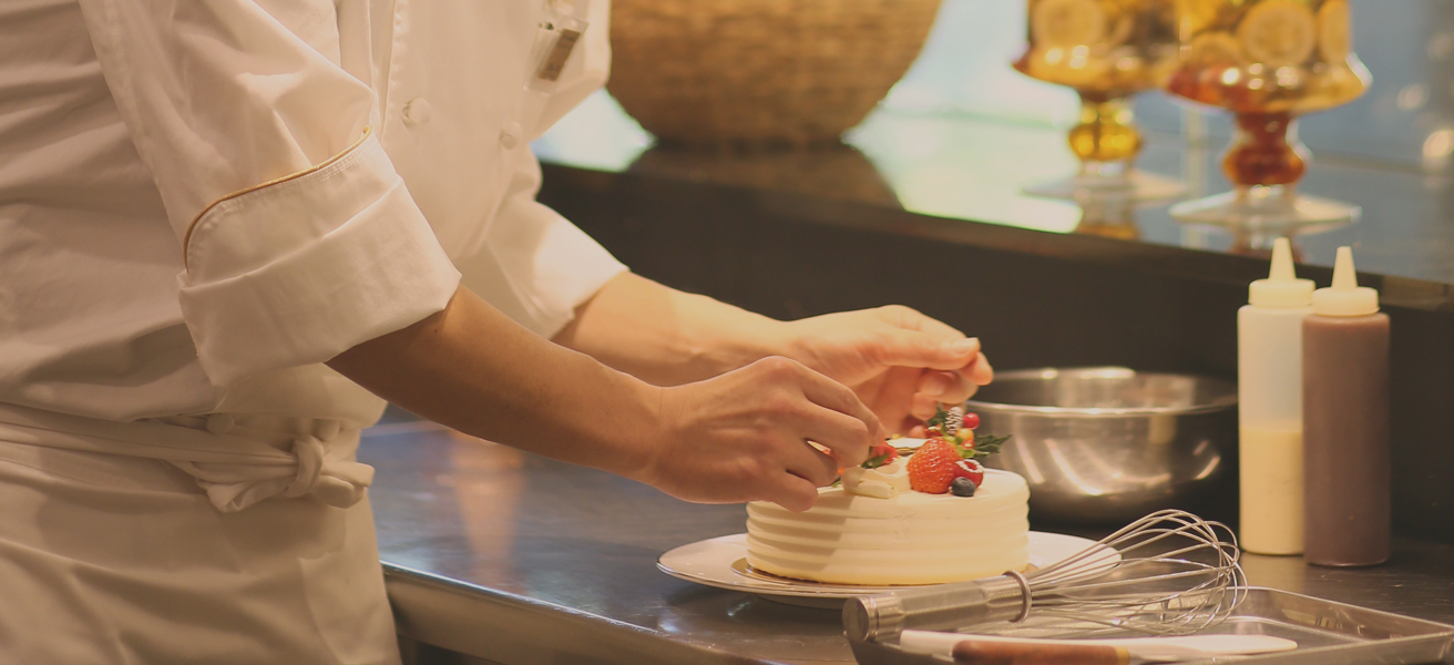 プレートに盛り付ける様子